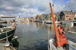Zeilboten in een haven met huizen