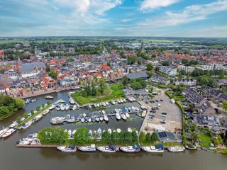 Een dorp met een haven voor zeilboten