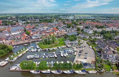 Een dorp met een haven voor zeilboten