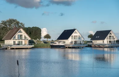 Meerdere woningen op het water met stijgers