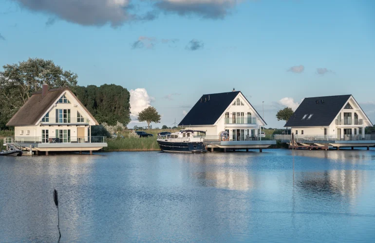Meerdere woningen op het water met stijgers