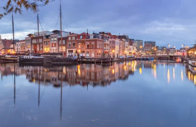 Haven in de stad met zeilboten