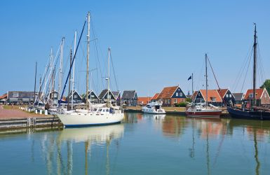 Een haven met meerdere zeilboten