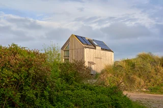 Een houten recreatiewoning in de duinen