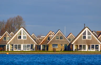 Huizen met puntdak aan het water