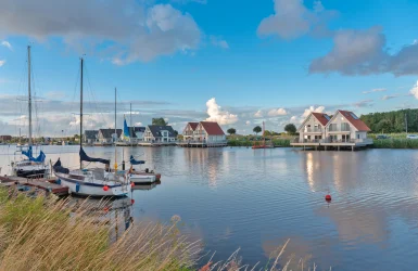 Huizen aan het water met boten