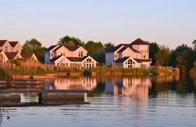 Huizen aan het water met zonsondergang