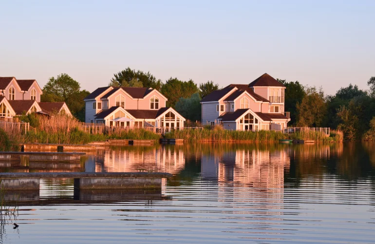 Huizen aan het water met zonsondergang