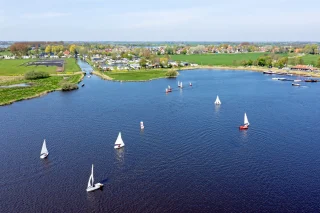 Kleine zeilboten op meer - Motorpech boot
