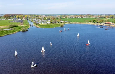 Kleine zeilboten aan het varen op een meer