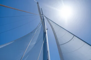 Een mast van een zeilboot in de zon