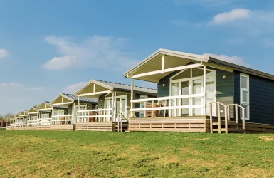 Een rij recreatiewoningen