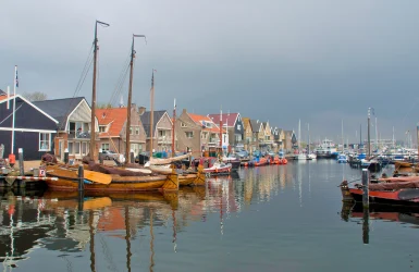 Een oude haven met zeilboten