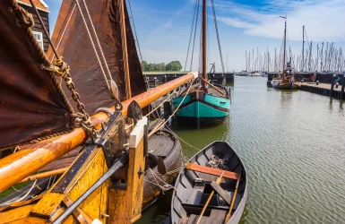 Oude zeilboten in een haven