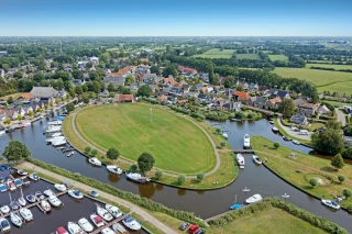 Een ronde haven met aanlegplekken