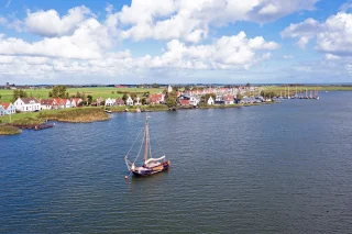 Een zeilboot dobbert op een meer