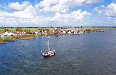 Een zeilboot dobbert op een meer