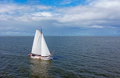 Zeilboot vaart op open water