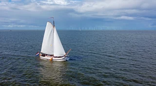 Zeilboot vaart op open water