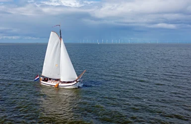 Zeilboot vaart op open water