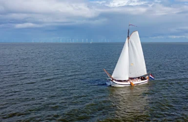Zeilboot vaart op open water