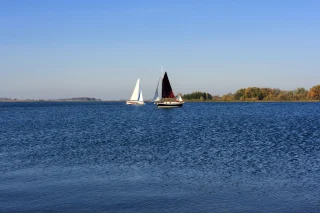 Zeilboten varen op een meer