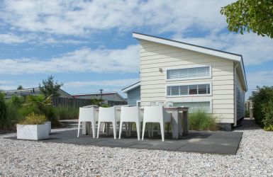 Modern chalet met strak design met buitenterras, kiezelgrond en beplanting