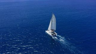 Dronefoto van een catamaran die zeilt op open zee