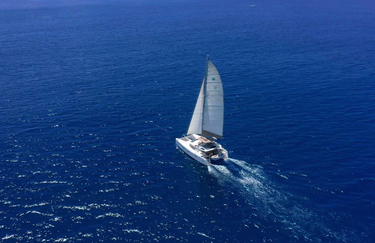 Dronefoto van een catamaran die zeilt op open zee