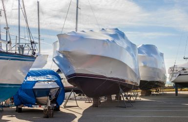 Ingepakte boten in winterstalling op een jachthaven