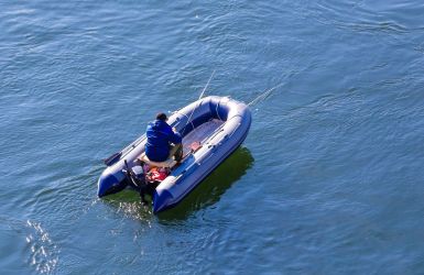 Man vist vanuit een rubberboot op open water