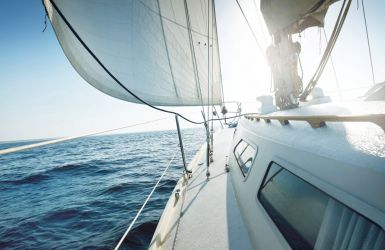 Zijaanzicht vanaf het dek van een zeilboot op open zee