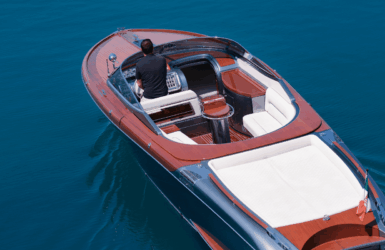 Tender bovenaf varend op blauw water